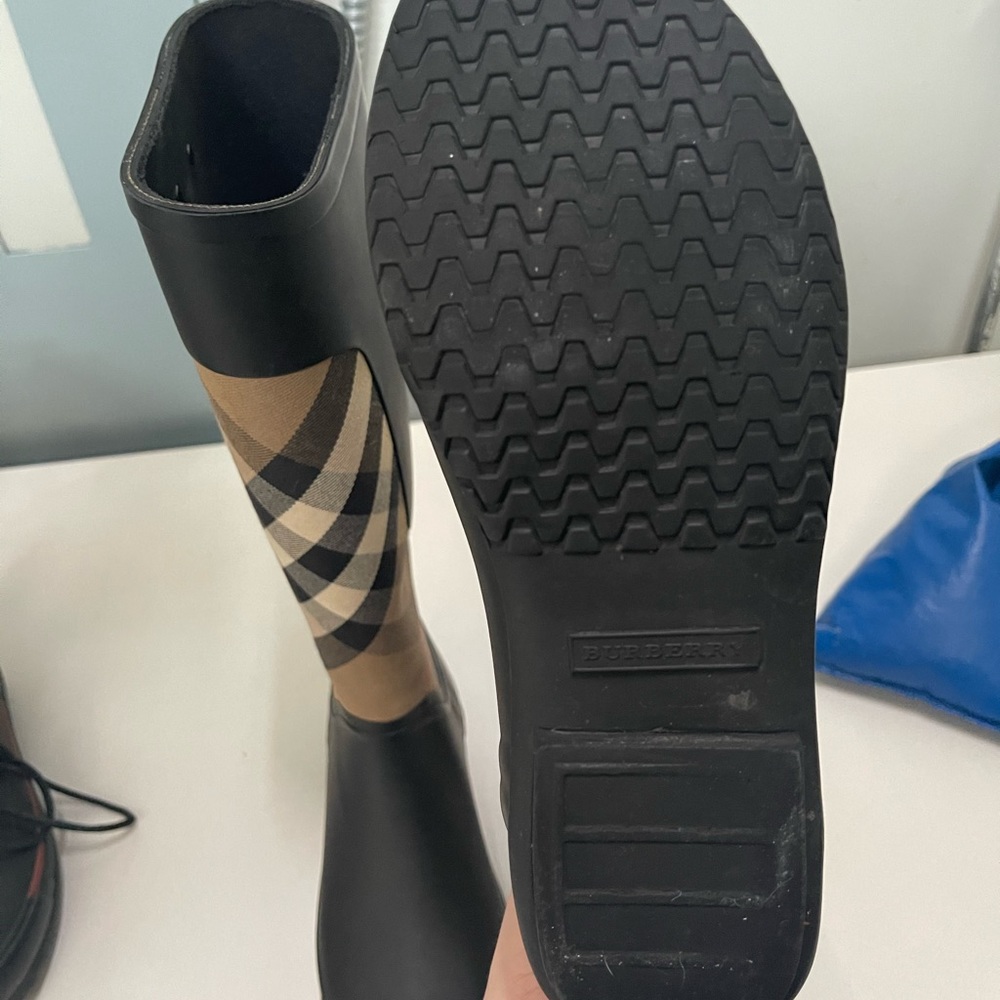 Lightly worn Burberry rain boots! - Picture 7 of 9